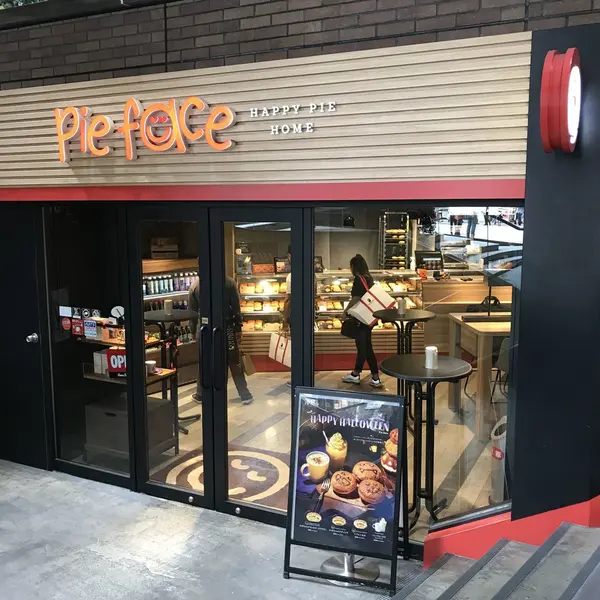 渋谷モディの入り口にあります