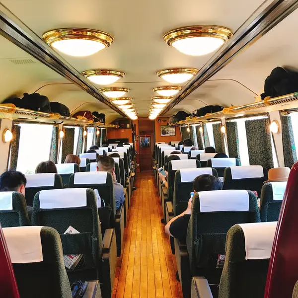 クラシックな車内。