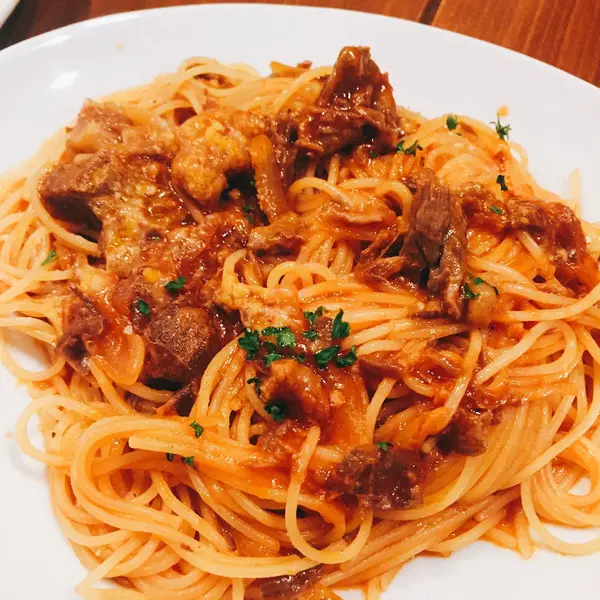 和牛スジ肉のトマトソースパスタ