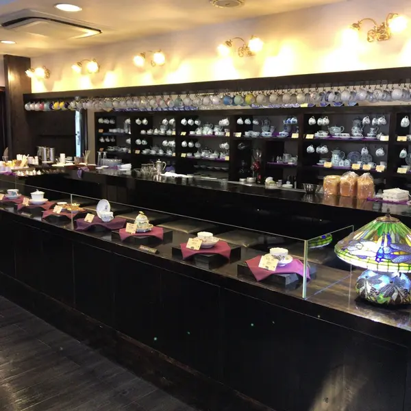 アンティークのカップが展示されています