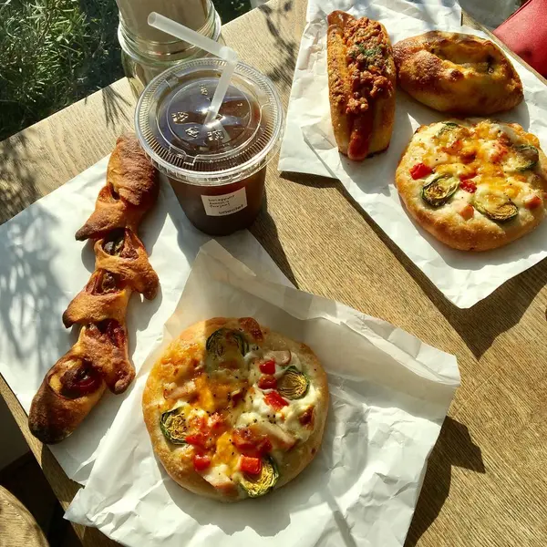 芽キャベツとチキン&ししとうとベーコンのエピ