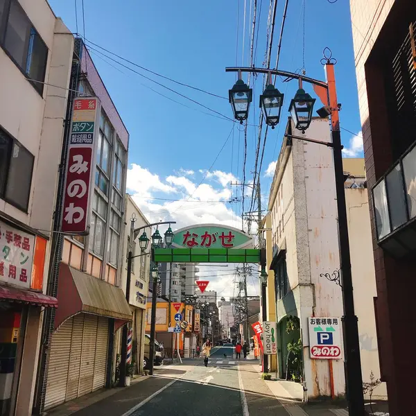 渋い商店街にあります