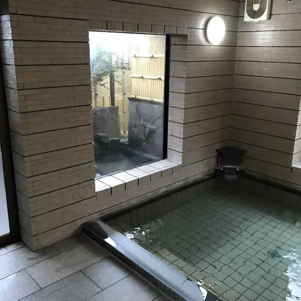窓の外には露天風呂