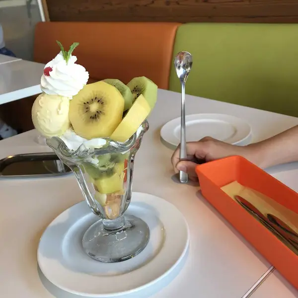 旬のフルーツパフェを食す！！