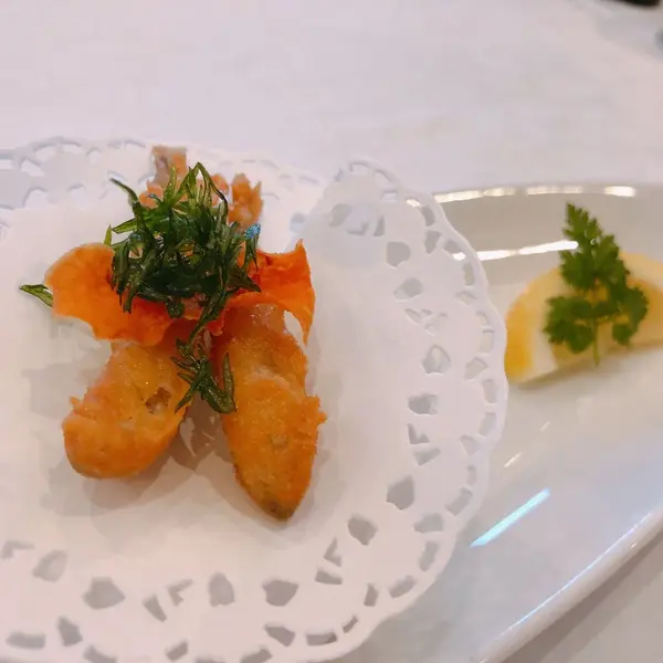 湖で釣られたワカサギの天ぷら