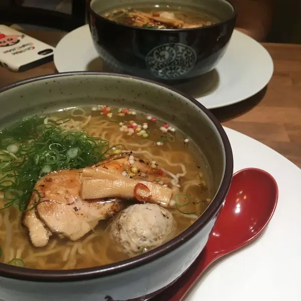 刻んだメンマ、つくねが浮かぶ。さっぱりとした後味に箸が進むすすむ。