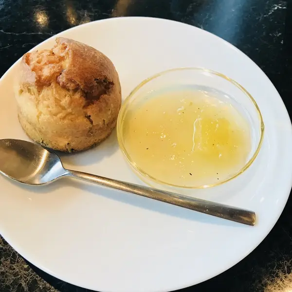ローズマリーの入ったスコーン