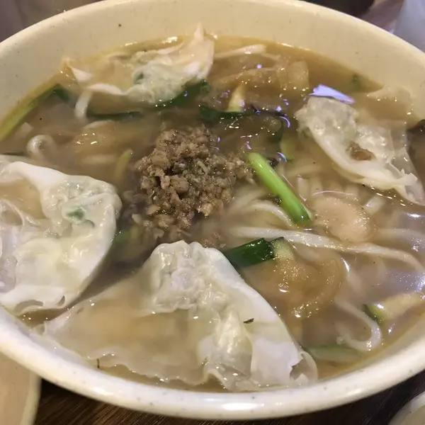 人気メニューのワンタンうどん