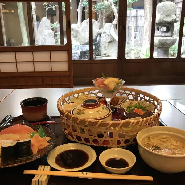 素敵なお庭を眺めながら郷土料理を