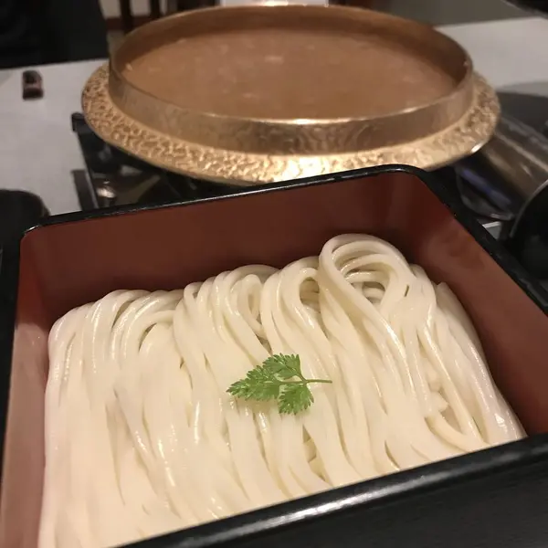 締めには細めのおうどんを