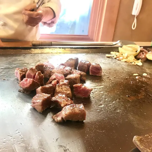 お肉はカットして食べやすいように