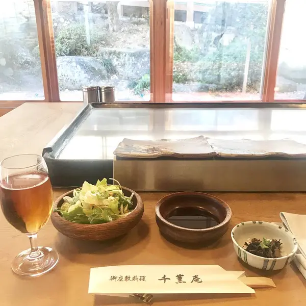 最初に出てきたサラダと小鉢