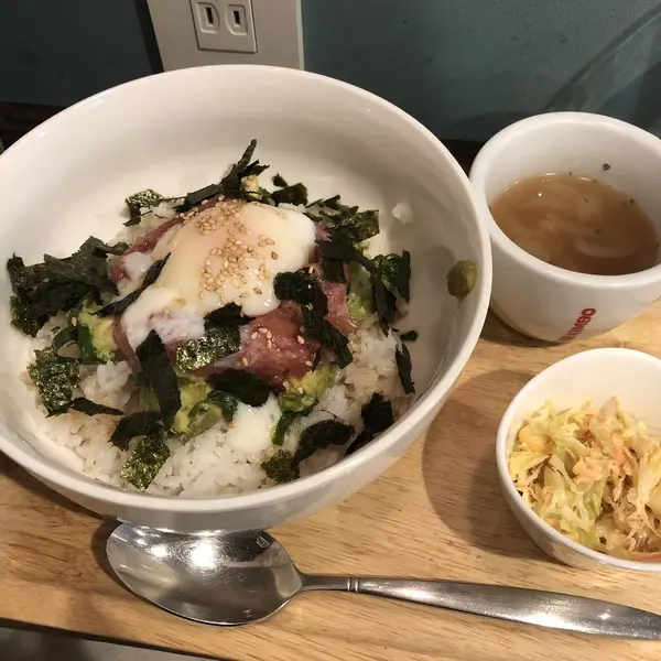 温玉ねぎマグロユッケ丼ランチ600円