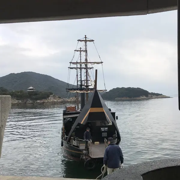 海に映える真っ黒な平成いろは丸