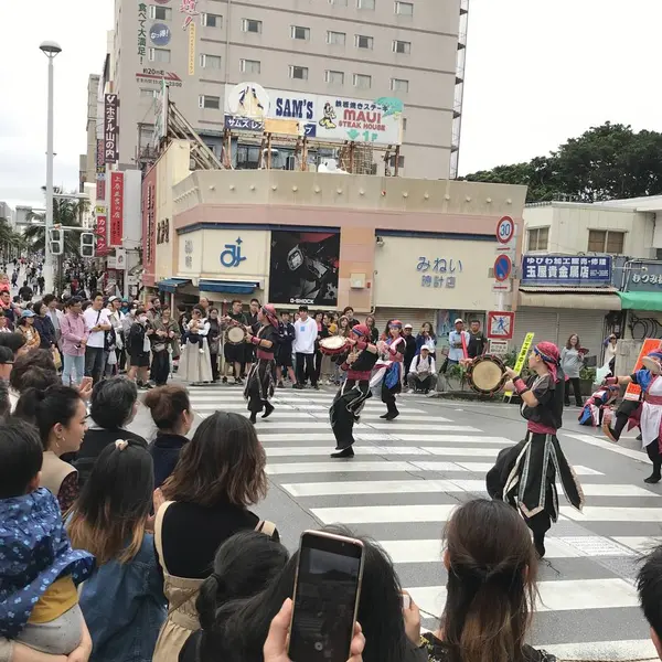 アーケードまえでは舞踊に出会えるかも！