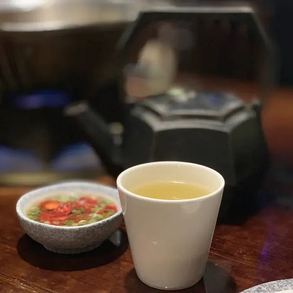 テーブルにセットされていたお茶とフリーのつけダレ