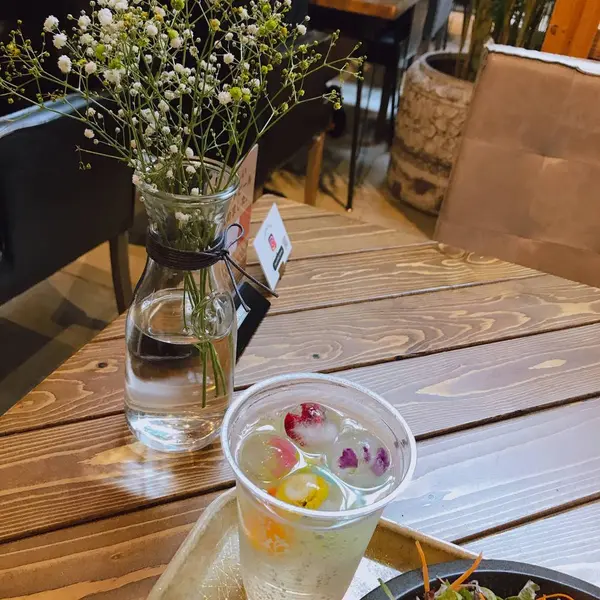 テーブルにはかすみ草