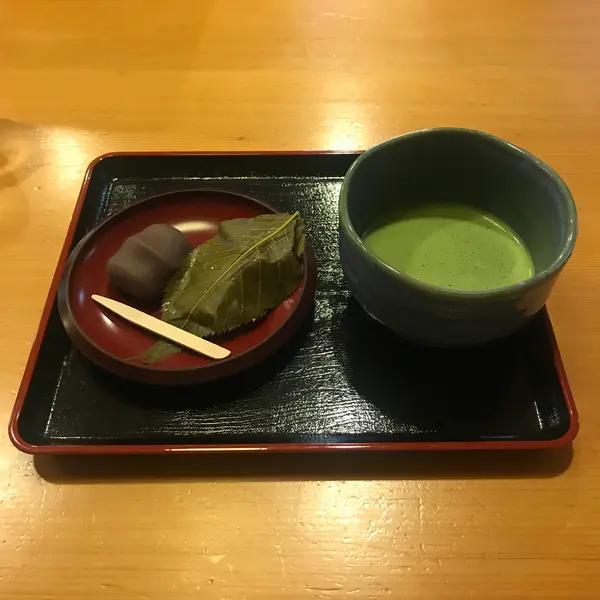 雨宿りに入ったお茶屋さん