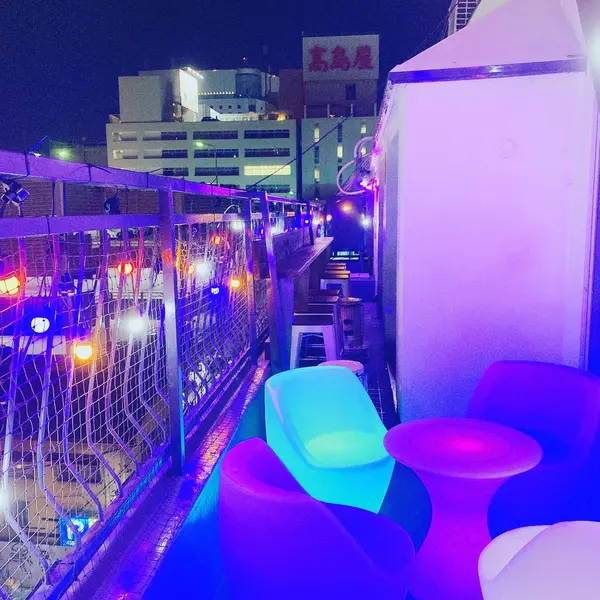 街中なのに気持ちいいテラス席！