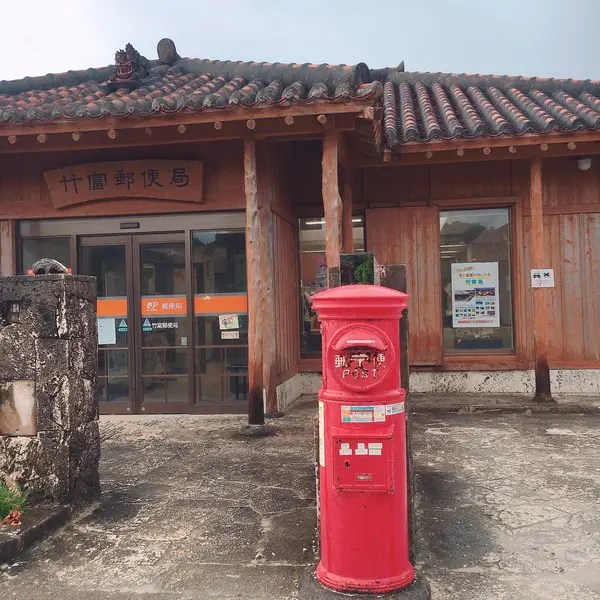 円柱型の丸いポストが目印📮