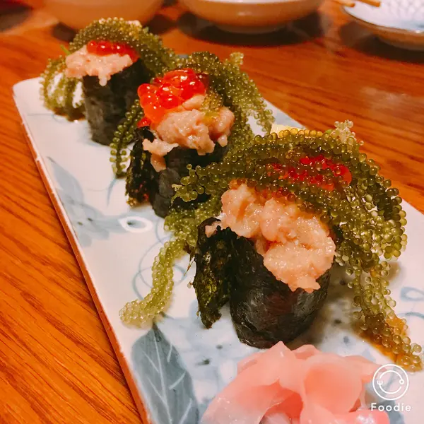 まぐろと海ブドウの軍艦巻き