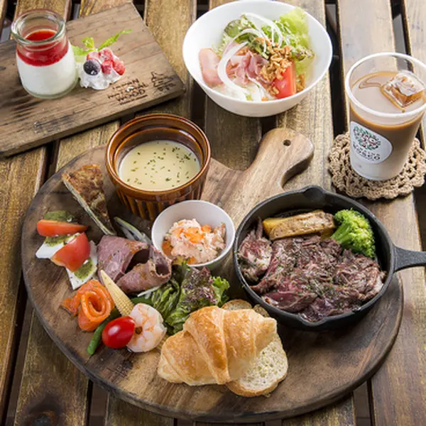 PREMIUM BOSCO プレートランチ（1429円＋税）
