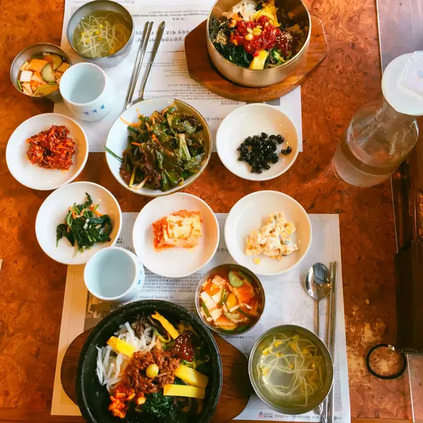 푸짐한 비빔밥 한 상 ボリュームたっぷりのビビンバ