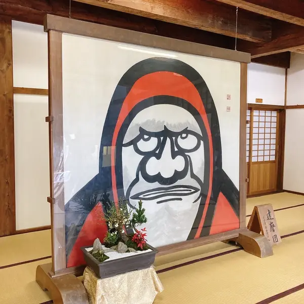 すごい表情の達磨さん