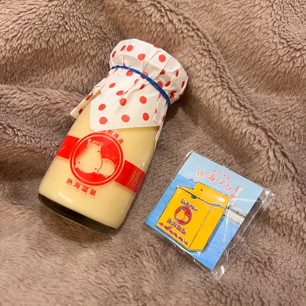 熱海プリンの箱のピンバッジ