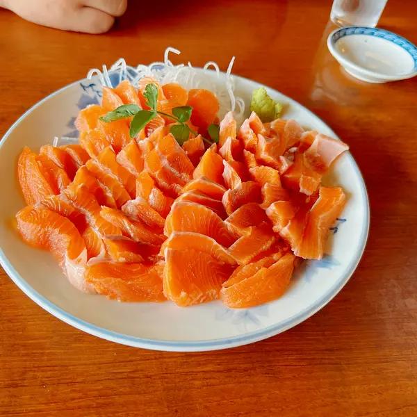 ニジマスの刺身