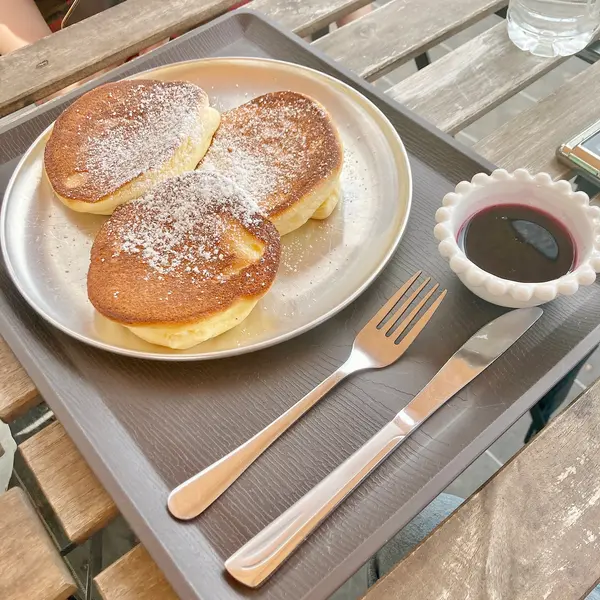 ブルーベリーソースのパンケーキ
