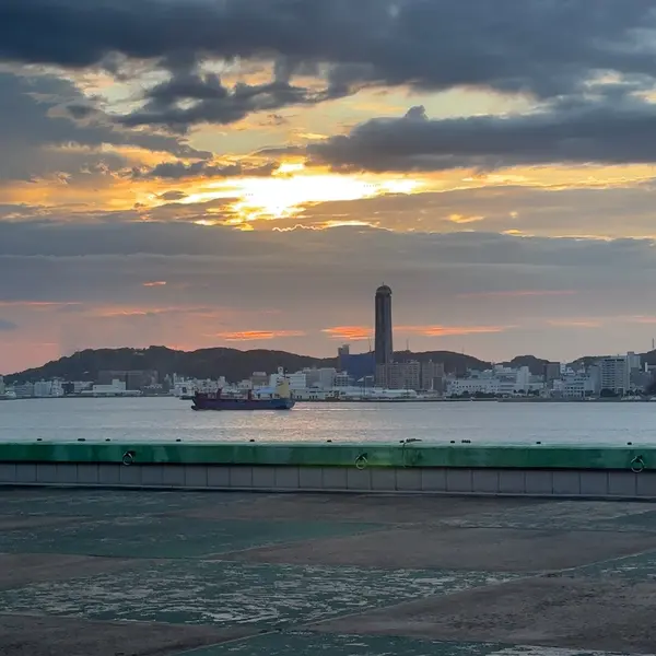 港の夕暮れ2