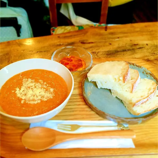 パンをスープに絡めて召し上がれ！