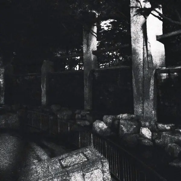 滝のように壁を流れ落ちる水