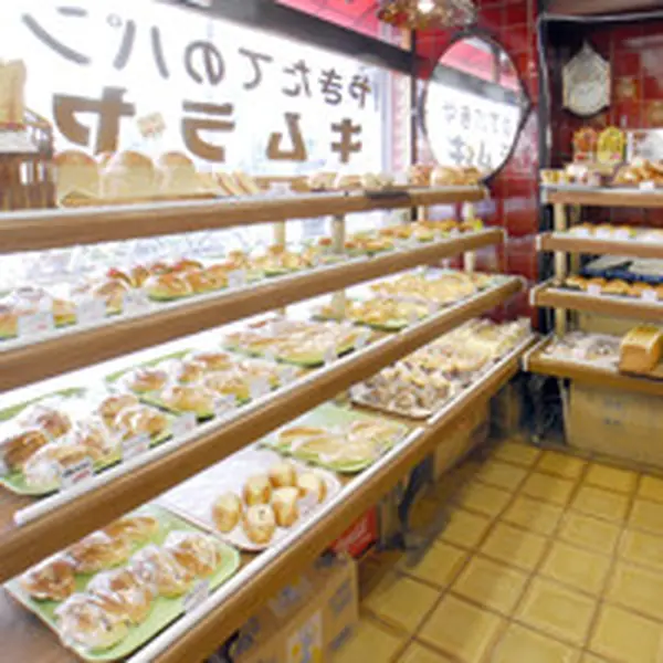 ちょっと狭いけれど店内のパンの香りがたまらない！