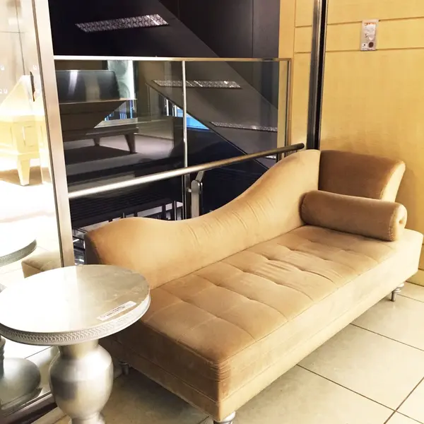 バッグの中を整理したりちょっと座ってみたくなるベンチが至る所に