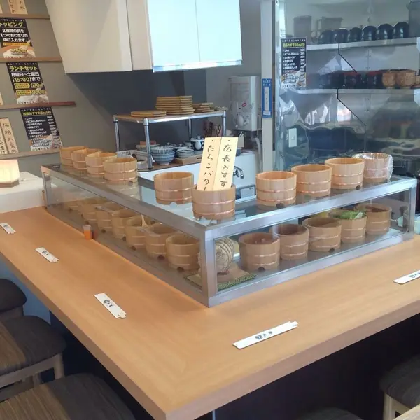 店内はカウンター席！！