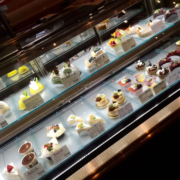 入ってすぐ！ショーケースいっぱいのケーキ♡