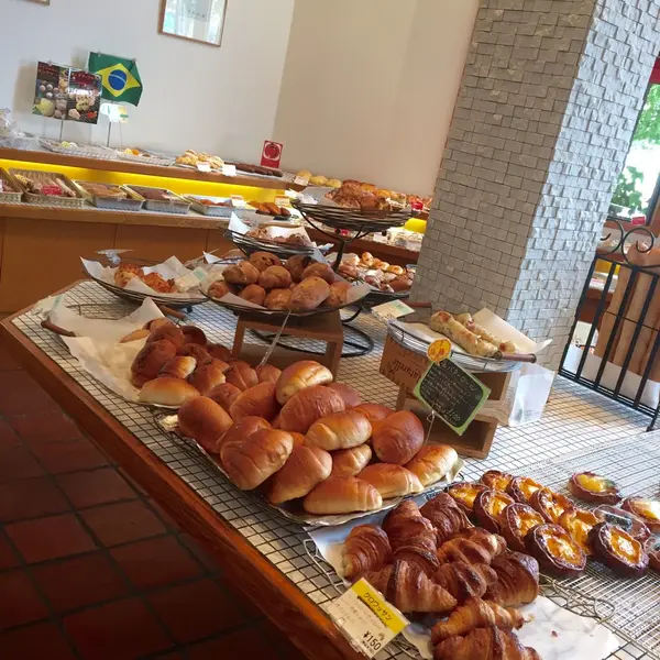 明るい店内にたくさんのパン♪