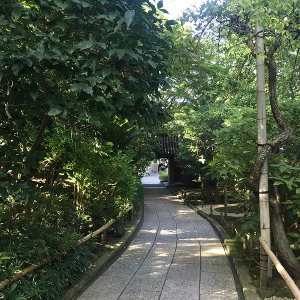 静かな境内。