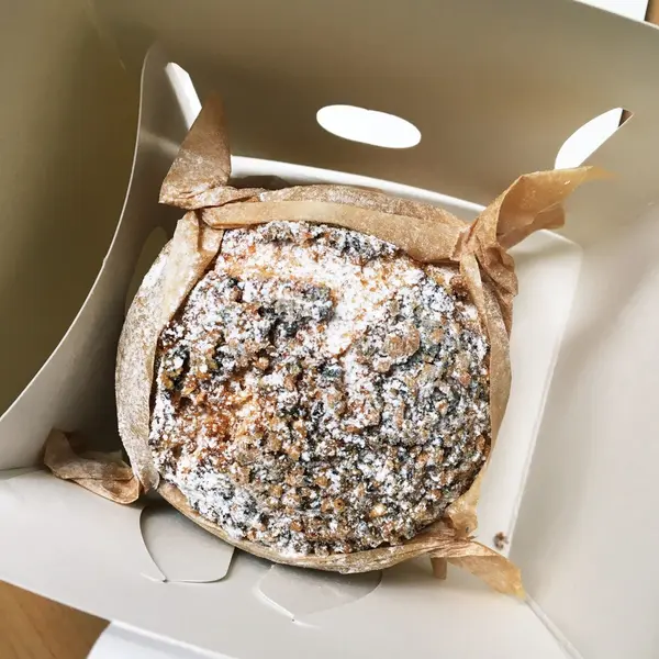 黒胡麻のトッピングが特徴的なシュークリーム