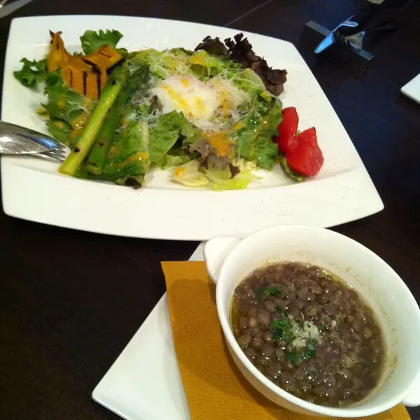 前菜のサラダとスープ