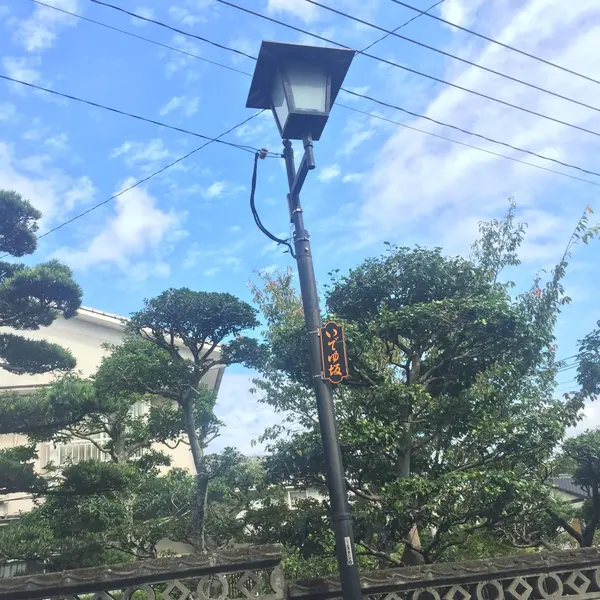 いでゆ坂の灯篭。