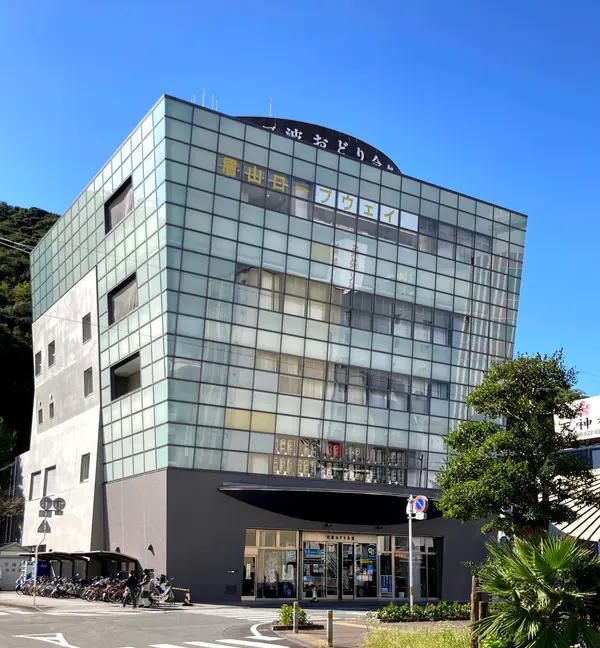 眉山のふもとにそびえる