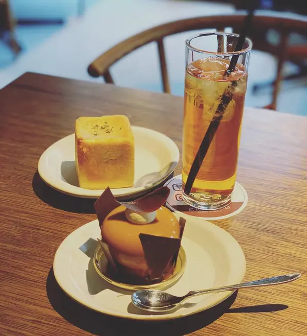ケーキもパンもイートイン可能‼︎