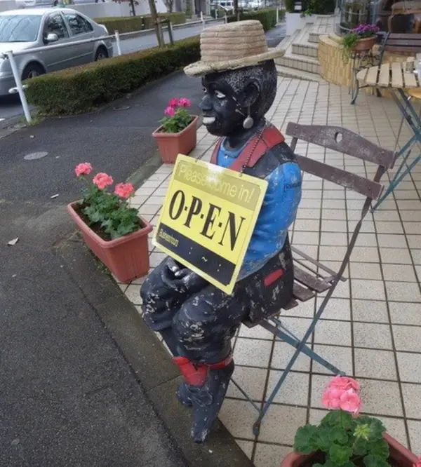 店のOPENを知らせる黒人の彼がお店の目印