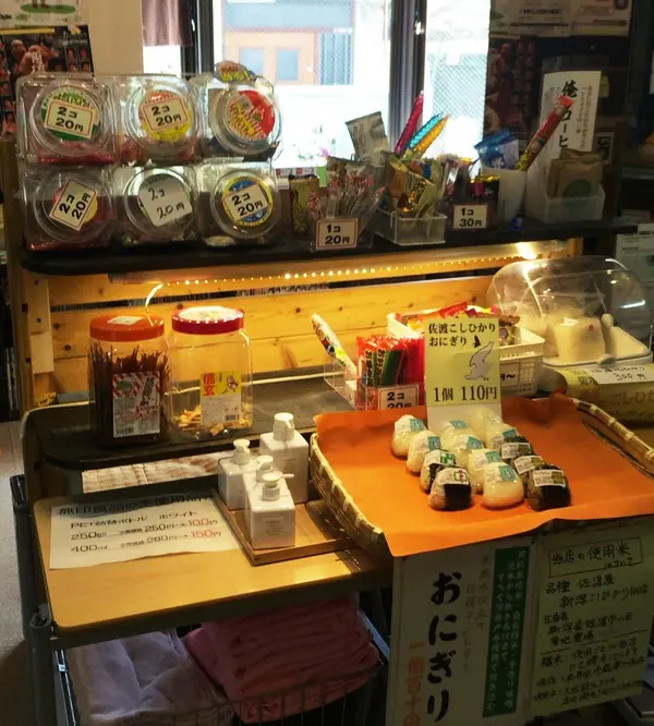 駄菓子コーナーの中に…おにぎり？コーヒー？