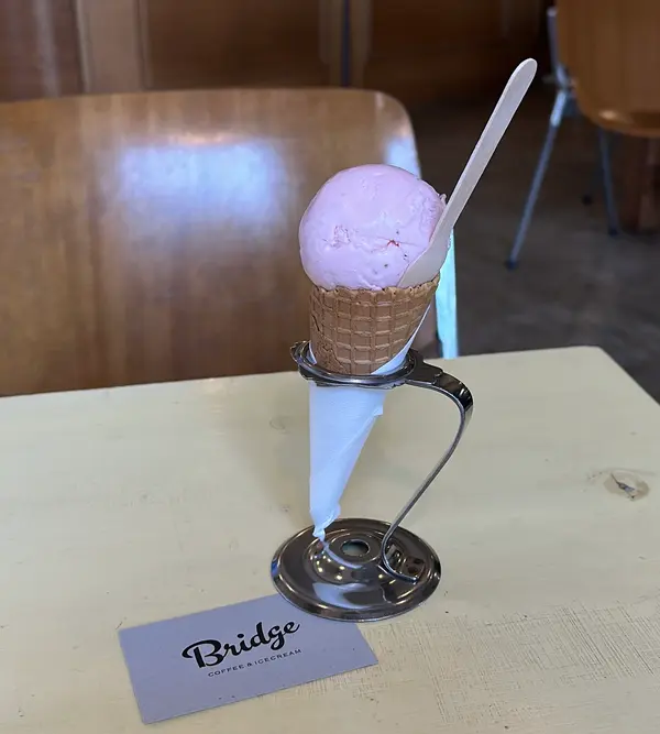 アイスクリーム(シングル) ストロベリー コーン