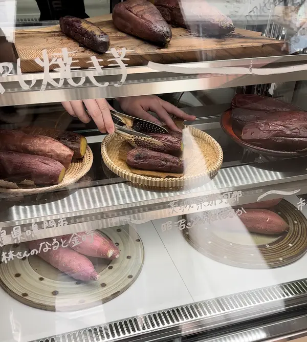 ショーケースに沢山のお芋！