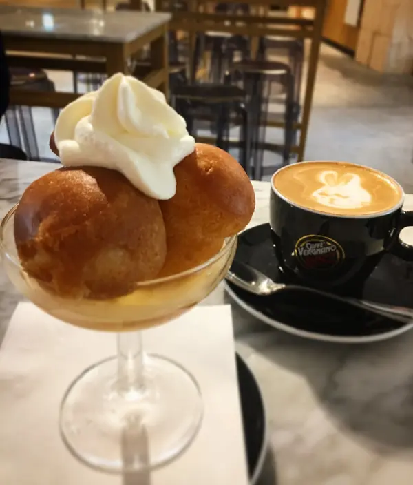 カプチーノとナポリのお菓子ババ